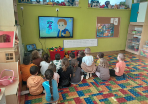 Dzieci oglądają bajkę o emocjach