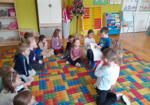 Chłopiec opowiada o przeczytanej książce