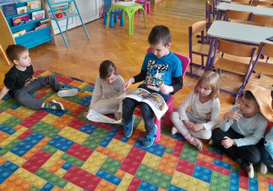 Chłopiec opowiada o przeczytanej książce