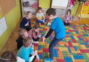 Chłopiec opowiada o przeczytanej książce