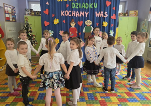 tańce dzieci z okazji dnia dziadka