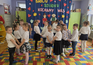 tańce dzieci z okazji dnia dziadka