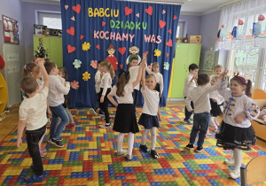 tańce dzieci z okazji dnia dziadka
