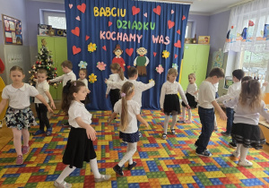 tańce dzieci z okazji dnia dziadka