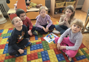 dzieci układają pingwina