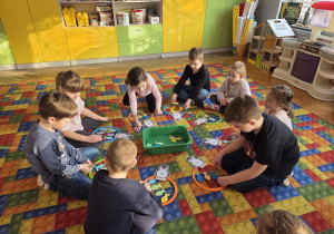 pingwiny łowią ryby