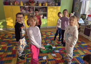 dzieci rozwiązują zadania od pingwina