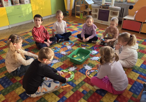 dzieci rozwiązują zadania od pingwina