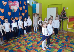 Dzieci podczas występu z okazji Dnia Babci i Dziadka