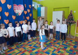 Dzieci podczas występu z okazji Dnia Babci i Dziadka