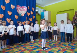 Dzieci podczas występu z okazji Dnia Babci i Dziadka