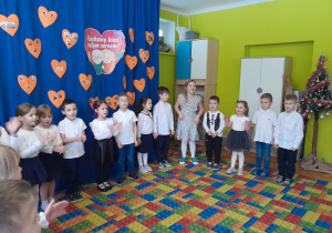 Dzieci podczas występu z okazji Dnia Babci i Dziadka