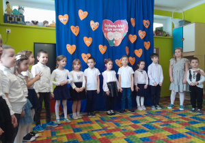 Dzieci podczas występu z okazji Dnia Babci i Dziadka