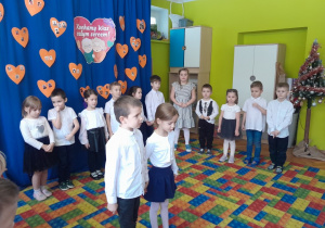 Dzieci podczas występu z okazji Dnia Babci i Dziadka