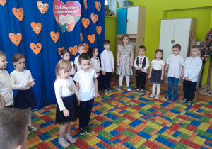 Dzieci podczas występu z okazji Dnia Babci i Dziadka