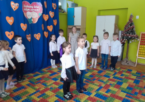 Dzieci podczas występu z okazji Dnia Babci i Dziadka