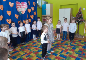 Dzieci podczas występu z okazji Dnia Babci i Dziadka