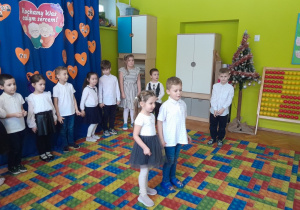 Dzieci podczas występu z okazji Dnia Babci i Dziadka