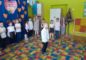 Dzieci podczas występu z okazji Dnia Babci i Dziadka