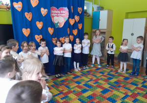 Dzieci podczas występu z okazji Dnia Babci i Dziadka