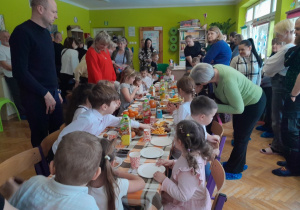 Dzieci podczas występu z okazji Dnia Babci i Dziadka