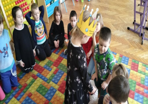 dziewczynka częstuje cukierkami