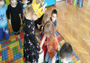 dziewczynka częstuje cukierkami