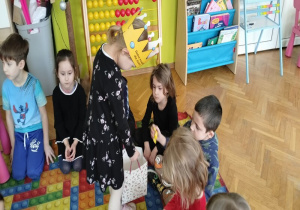 dziewczynka częstuje cukierkami