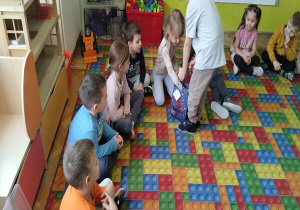 chłopiec częstuje cukierkami