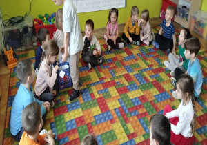 chłopiec częstuje cukierkami