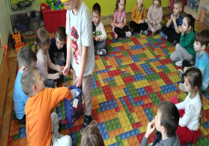 chłopiec częstuje cukierkami