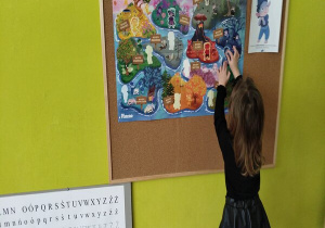 dziewczynka przykleja strach na wyspie strachu