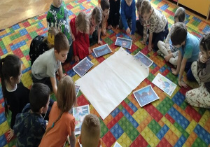 słuchamy bajki przez nauczyciela