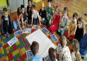 słuchamy bajki czytanej przez nauczyciela