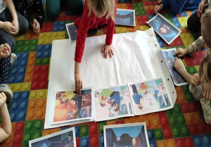 układamy obrazki do wysłuchanej bajki czytanej przez nauczyciela