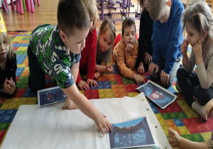 układamy obrazki do wysłuchanej bajki czytanej przez nauczyciela