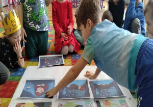 układamy obrazki do wysłuchanej bajki czytanej przez nauczyciela