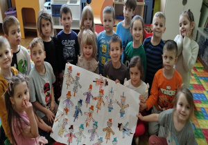 truskawki z plakatem kolorwych strachów na wróble