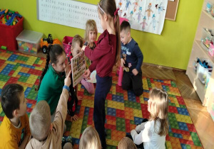 dziewczynka pokazuje ilustrację w książce