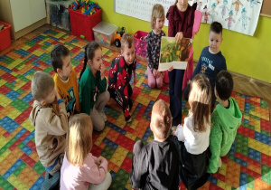 dziewczynka pokazuje ilustrację w książce