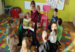 dziewczynka pokazuje ilustrację w książce