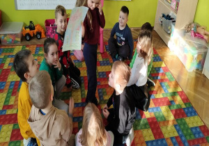 dziewczynka prezentuje swój rysunek do książki