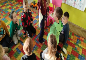 dziewczynka prezentuje swój rysunek do książki