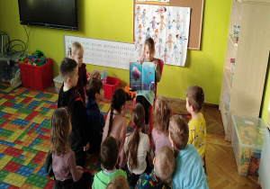 dziewczynka opowiada o książce