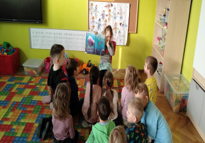 dziewczynka opowiada o książce