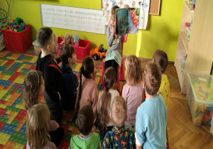 przedszkolaki oglądają ilustrację