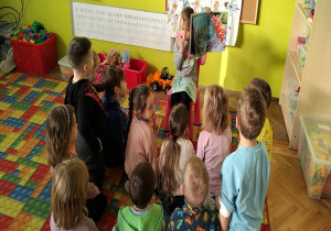 przedszkolaki oglądają ilustrację