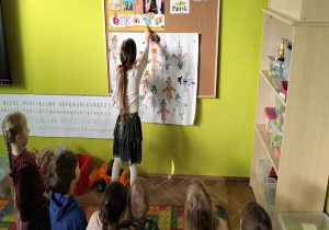 dziewczynka rozwiązuje zagadkę karnawałową