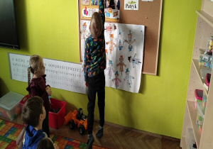 chłopiec rozwiązuje zagadkę karnawałową