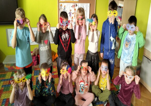 truskawki w swoich maskach karnawałowych